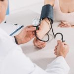 Obľúbený ranný zvyk zvyšuje krvný tlak: kardiológ odhalil, kto je